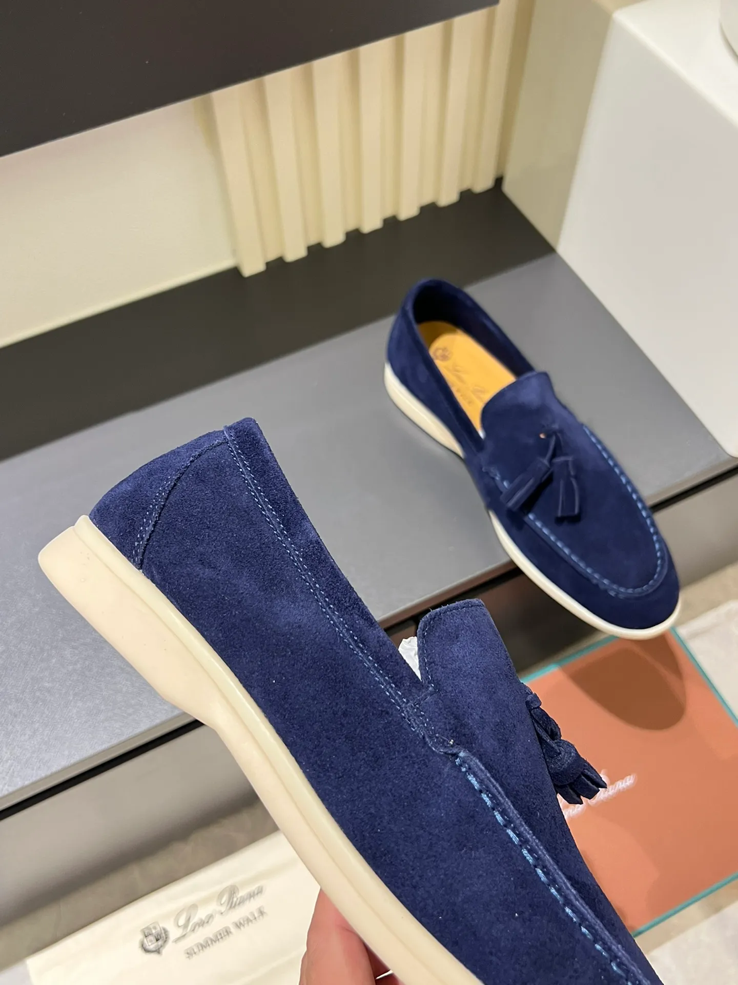 Men's shoes 💰p360 "Loro men's shoes 💰pian'*" Classic L men's shoes for couples 💰p Top version British flat loafers, a must-have item in old money style, the minimalist design is eye-catching and durable, a plus point for dressing The soft foot feel and texture are outstanding. They don’t scratch your feet and are very nice. They are matched with soft and waxy soles. They can be worn daily for a long time without getting tired. They are easy to wear, versatile and classic items, with perfect foot feel and texture! Imported cashmere fabric, the lining is made of imported A-grade water-dyed cow lining, the top version of the genuine leather midsole is sewn with pure handmade mark thread! Size: Female 35-40 (34. Customized) Male 38-44 (45.46. Customized)